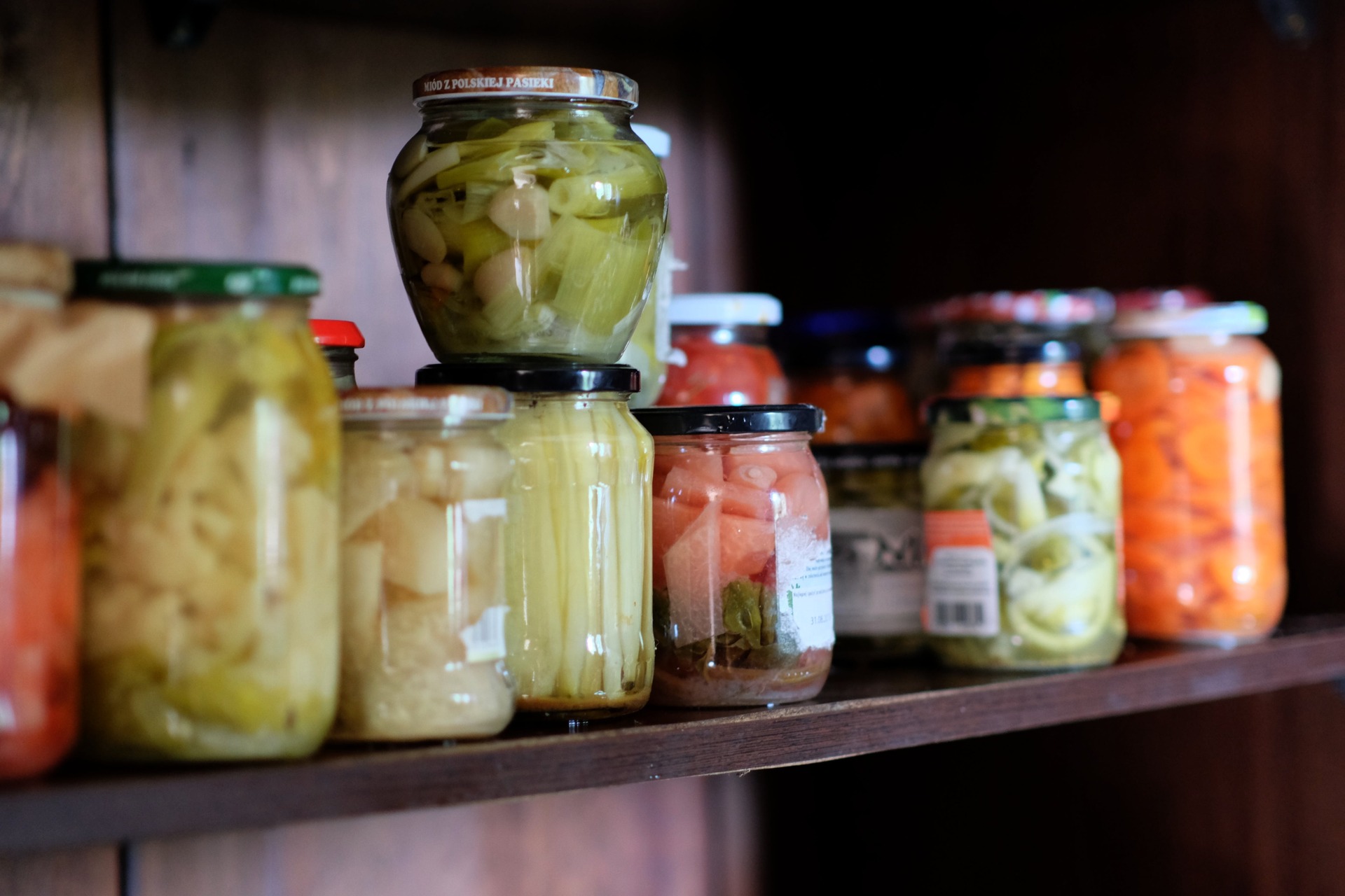 Atelier de légumes lacto-fermentés, la spécialité de l'épicerie associative Bio Seulles à Courseulles-sur-Mer.