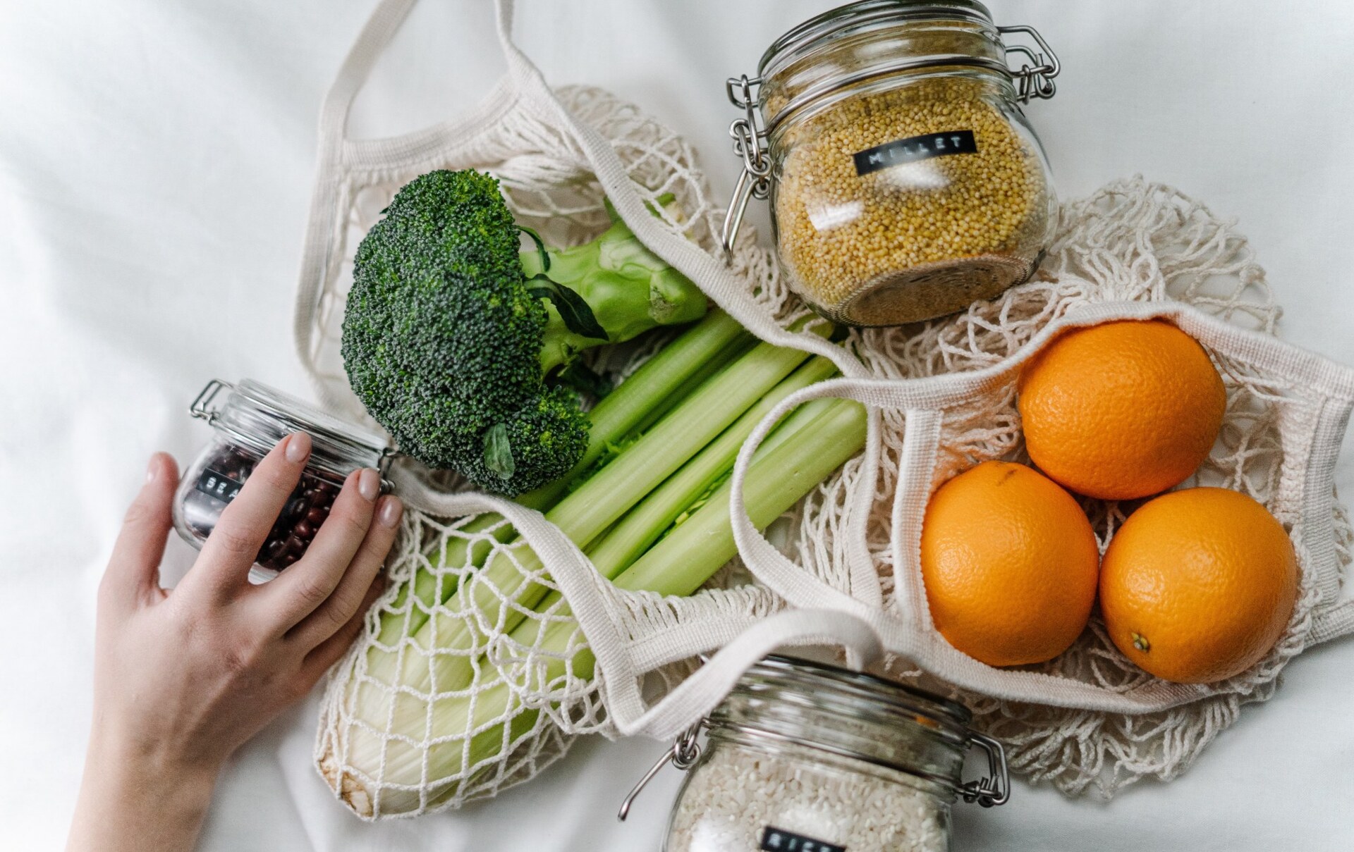 Bio Seulles distribue des aliments en vrac et des légumes à ses adhérents